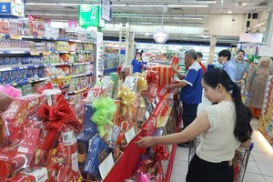 市民在超市选购物品。（图：黄雪）