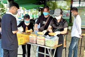 6年来，泉姐维持发送素食面包予穷人。