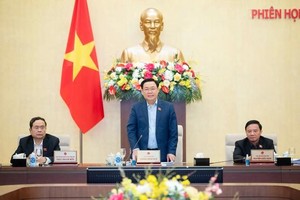 国会主席王廷惠（中）主持会议。（图：国会）