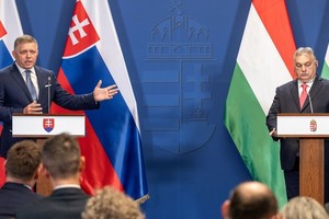 1月16日，在匈牙利首都布达佩斯，匈牙利总理欧尔班（右）与斯洛伐克总理菲佐出席联合新闻发布会。（图：Getty Images）