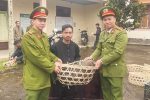 广南省西江县公安向民众赠送种猪。