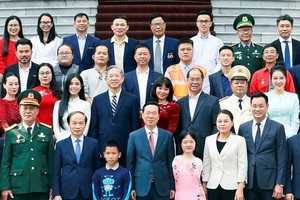 国家主席武文赏与代表团合影。（图：越通社）