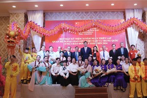 领导、贵宾与衡英堂龙狮团成员和参加文艺表演的大学生合照留念。