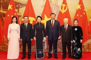 越共中央总书记阮富仲夫妇和国家主席武文赏夫妇与中共中央总书记、国家主席习近平和夫人合影。（图：越通社）