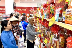 贫困人家在“零元市场”选购食品。