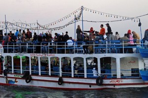 一艘载满游客的渡轮。（世界银行图片）