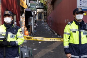 这是2022年10月30日在韩国首尔拍摄的踩踏事故现场。（图：新华社）