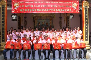 全体理监事与诸位长者拍照留念。