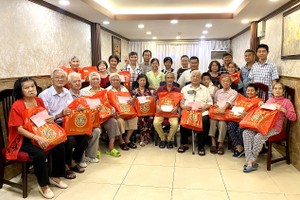 麦氏宗祠理事会向高龄宗亲祝寿。