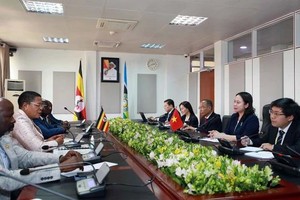 越南国家副主席武氏英春（右二）会见乌干达议会议长安妮塔·安内特·阿姆 。（图：越通社）