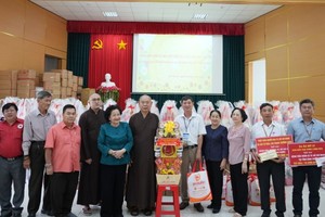 本市慈善团向陈金英院长赠送新年礼物及现金。