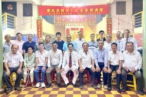 郭氏宗祠理事会与宗亲在祭祖后合照。