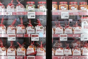 一家超市的泡菜货架。（图：韩联社）