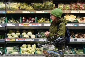 一名女性消费者在超市选购物品。（示意图：Getty Images）