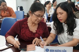 市社保干部指引民众安装和使用VssID应用程式。