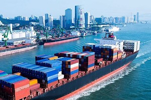 集装箱货轮运载货物出口。（示意图：互联网）