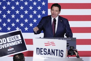 德桑蒂斯宣布退选，转为支持特朗普参选。（图：AP）