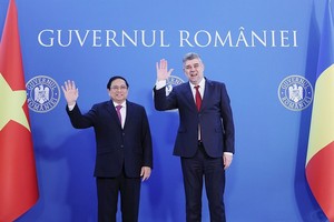 政府总理范明政与罗马尼亚总理马切尔‧乔拉库举行会谈。（图：越通社）