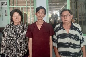 危氏二（左）与丈夫阮富成（右）和精神病的孩子。