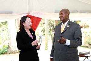 越南国家副主席武氏映春（左）与乌干达总统穆塞韦尼。（图：越通社）