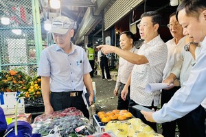 1月24日凌晨，市人委会副主席阮文勇同工作团亲往视察守德集散市场。（图：诗红）