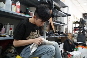 阮中立“翻新”鞋子的经验丰富。