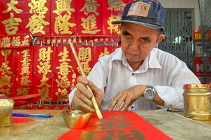 平安挥春黄智球与挥春业相伴半世纪。