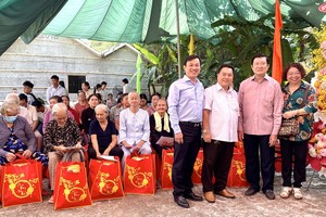 国家原主席张晋创（右二）、隆安省德和县书记阮明雄、张四妹同志与华企丁文森与优抚家庭合照。