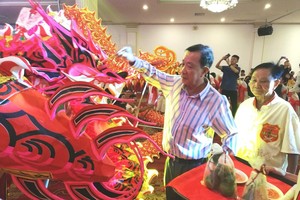 新届会长杨庆文给龙狮点睛开光。