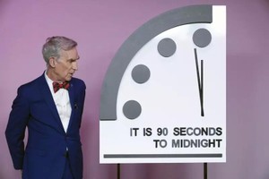 1月23日，象征人类距离全球浩劫还有多久的“末日钟”（Doomsday Clock）指针维持在午夜前90秒，与去年相同，也是它在70多年历史中最接近午夜的一次。（图：AP）