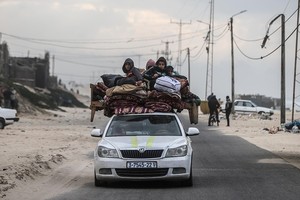 当地时间2024年1月23日，加沙地带汗尤尼斯，巴勒斯坦人，包括儿童，带着他们的物品用一辆车离开家园，逃离以色列的袭击。（图：互联网）