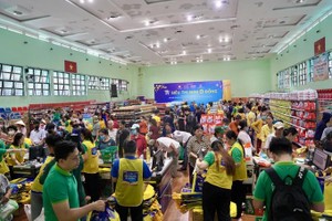 民众在零元超市选购物品。（图：明春）