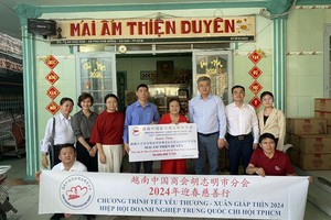 越南中国商会胡志明市分会慈善团将善款及必需品送给善缘收容所。