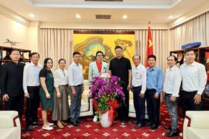 同奈省华校代表团向中总领事赠送鲜花贺年。