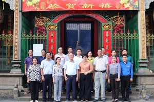 郡人委会主席张明娇与与同行人员与穗城会馆理事会代表合照留念。