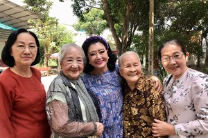 女艺人金刚（中）多年来都热衷于公益工作。