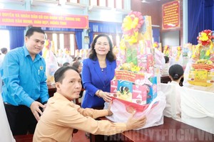 市人民议会主席阮氏丽古芝县清贫劳动者赠送春节礼物。（图：市党部新闻网）