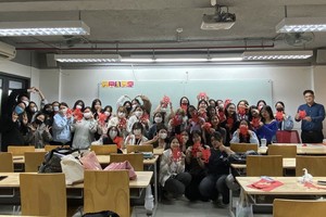 文郎大学生参加“剪纸”活动