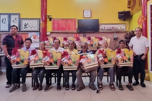 林氏宗祠各理事向70高龄宗亲祝贺。