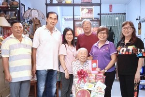 海南会馆探望团向老乡亲拜年。