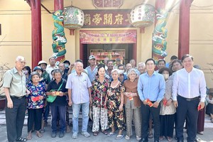 本报向守德市华人发送礼物