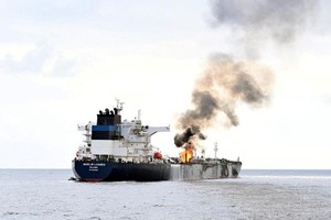 英国油轮“马林‧罗安达”号遭胡塞武装导弹袭击后起火。（图：路透社）