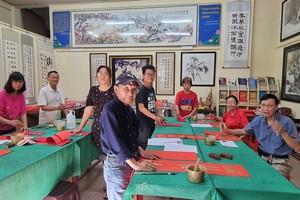 书法家为慈善挥春活动作准备