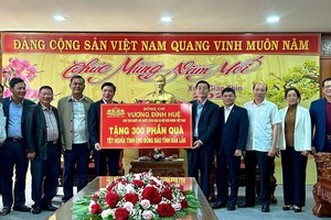 国会办公厅主任裴文强（左五）向达乐省转赠春节礼物300份。（图：达乐报）