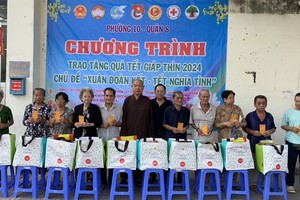 第十坊越华同胞获赠送新年礼物。