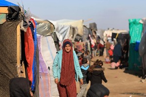 在加沙地带南部城市拉法一处临时营地拍摄的巴勒斯坦人。（图：新华社）