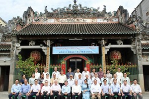 各华人会馆理事会代表与地方政府领导在定期聚会上合照留念。