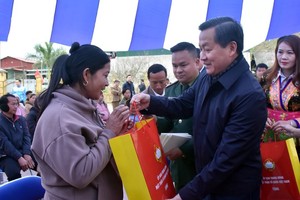政府副总理黎明概向奠边省贫困民众赠送春节礼物。（图：奠边府报）
