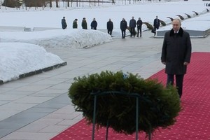 当地时间1月27日，俄罗斯总统普京在圣彼得堡皮斯卡廖夫公墓参加列宁格勒保卫战胜利80周年纪念仪式，并向祖国母亲纪念碑献花圈。（图：新华社）