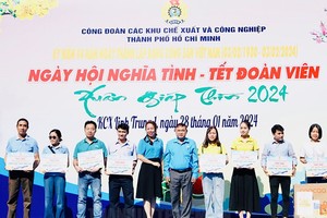 市出口加工区与工业区工会领导向典范工人赠送返乡过年机票。（图：市党部新闻网）